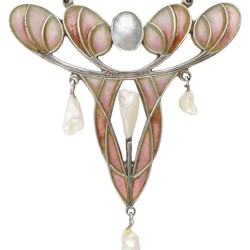 900 Zilveren collier en Jugendstil hanger met plique-à-jour emaille en parels door Heinrich Levinger.