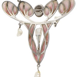 900 Zilveren collier en Jugendstil hanger met plique-à-jour emaille en parels door Heinrich Levinger.