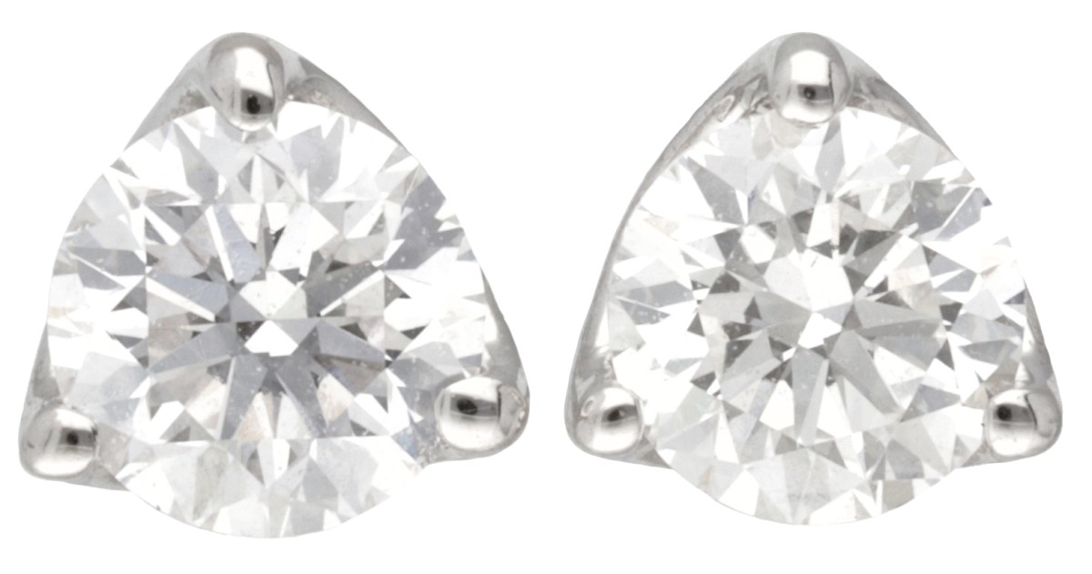 18 kt. Witgouden solitair oorstekers bezet met ca. 0.34 ct. diamant.