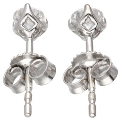 18 kt. Witgouden solitair oorstekers bezet met ca. 0.34 ct. diamant.