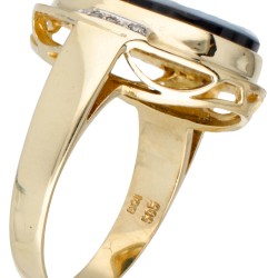 14 kt. Geelgouden vintage ring bezet met een blauwe camee en diamant.