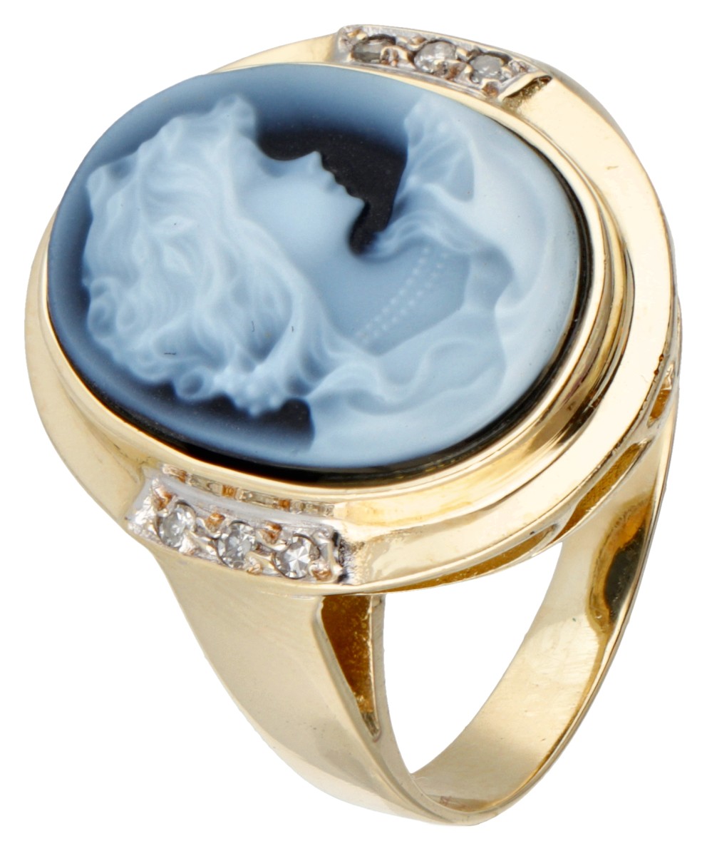 14 kt. Geelgouden vintage ring bezet met een blauwe camee en diamant.