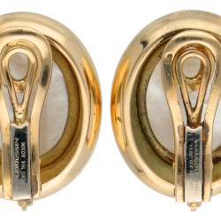 18 kt. Geelgouden Mauboussin oorknoppen bezet met parelmoer.