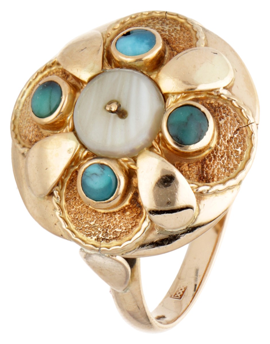 14 kt. Geelgouden vintage ring bezet met turkoois en parelmoer.