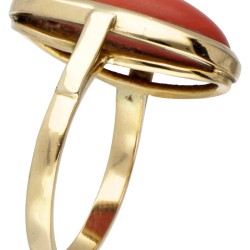 18 kt. Geelgouden ovale vintage ring bezet met ca. 4.68 ct. bloedkoraal.