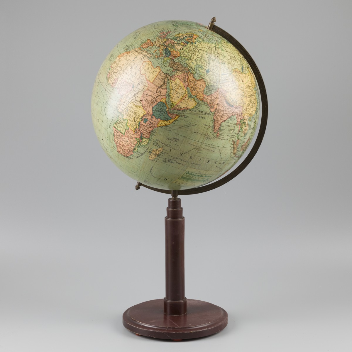 Een "Östergaard's Globus" wereldbol, Duitsland, 2e kwart 20e eeuw.