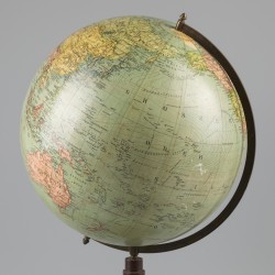 Een "Östergaard's Globus" wereldbol, Duitsland, 2e kwart 20e eeuw.