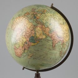 Een "Östergaard's Globus" wereldbol, Duitsland, 2e kwart 20e eeuw.