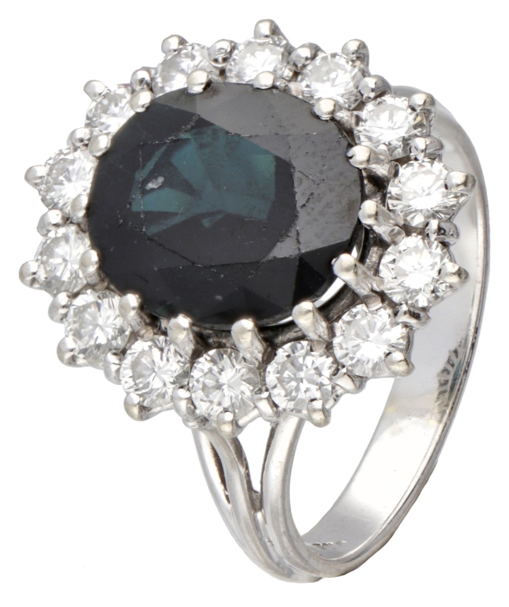 18 kt. Witgouden entourage ring bezet met ca. 3.57 ct. natuurlijke saffier en ca. 0.70 ct. diamant.
