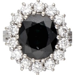 18 kt. Witgouden entourage ring bezet met ca. 3.57 ct. natuurlijke saffier en ca. 0.70 ct. diamant.