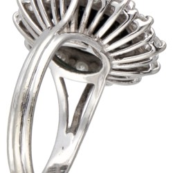 18 kt. Witgouden entourage ring bezet met ca. 3.57 ct. natuurlijke saffier en ca. 0.70 ct. diamant.