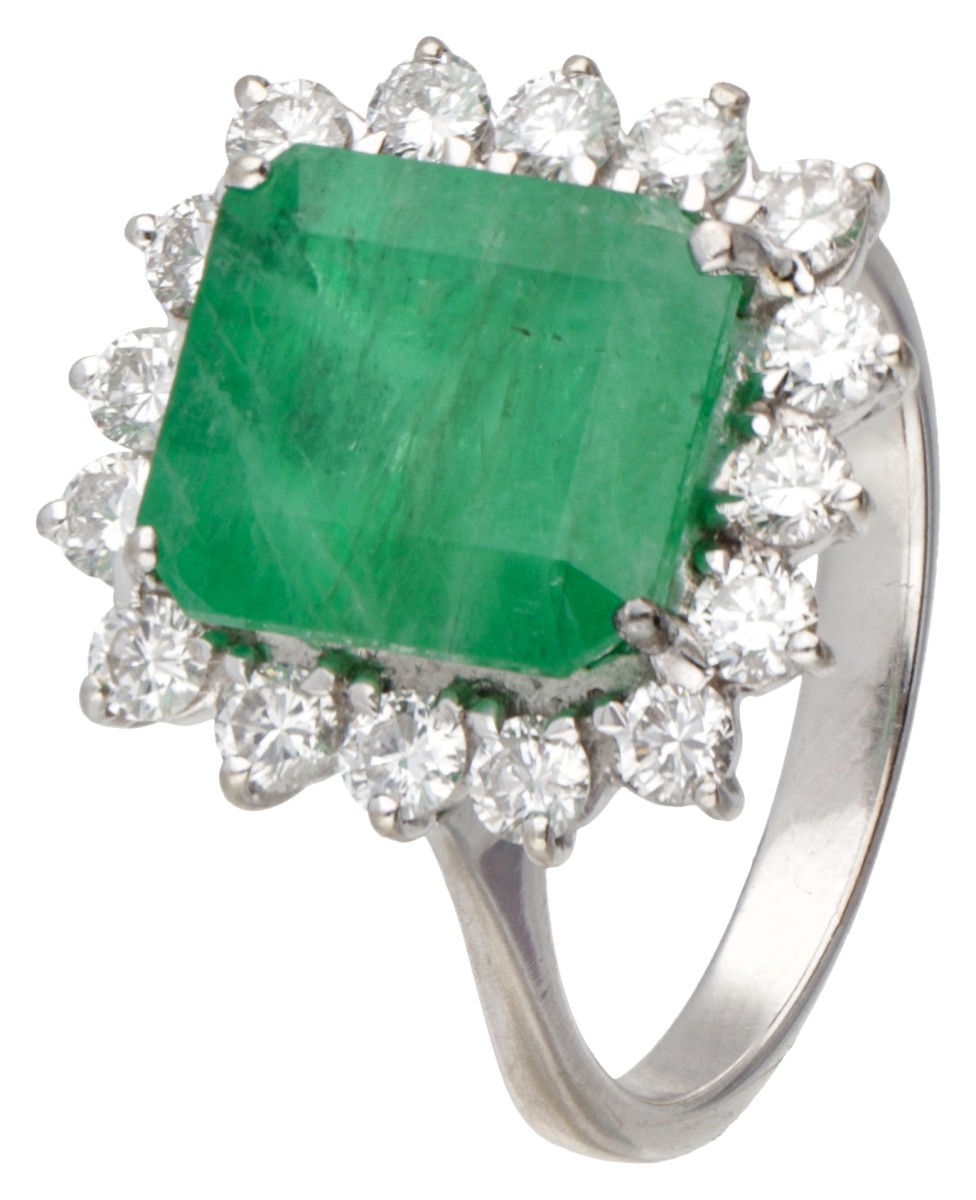 18 kt. Witgouden entourage ring bezet met ca. 4.52 ct. natuurlijke smaragd en ca. 0.80 ct. diamant.