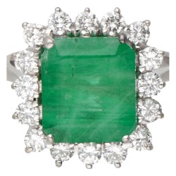 18 kt. Witgouden entourage ring bezet met ca. 4.52 ct. natuurlijke smaragd en ca. 0.80 ct. diamant.