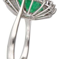 18 kt. Witgouden entourage ring bezet met ca. 4.52 ct. natuurlijke smaragd en ca. 0.80 ct. diamant.