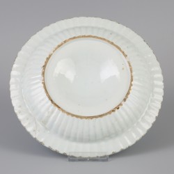 Een Porseleinen Famille Rose diep bord met oplopende ziel. China Yongzheng ca 1735.