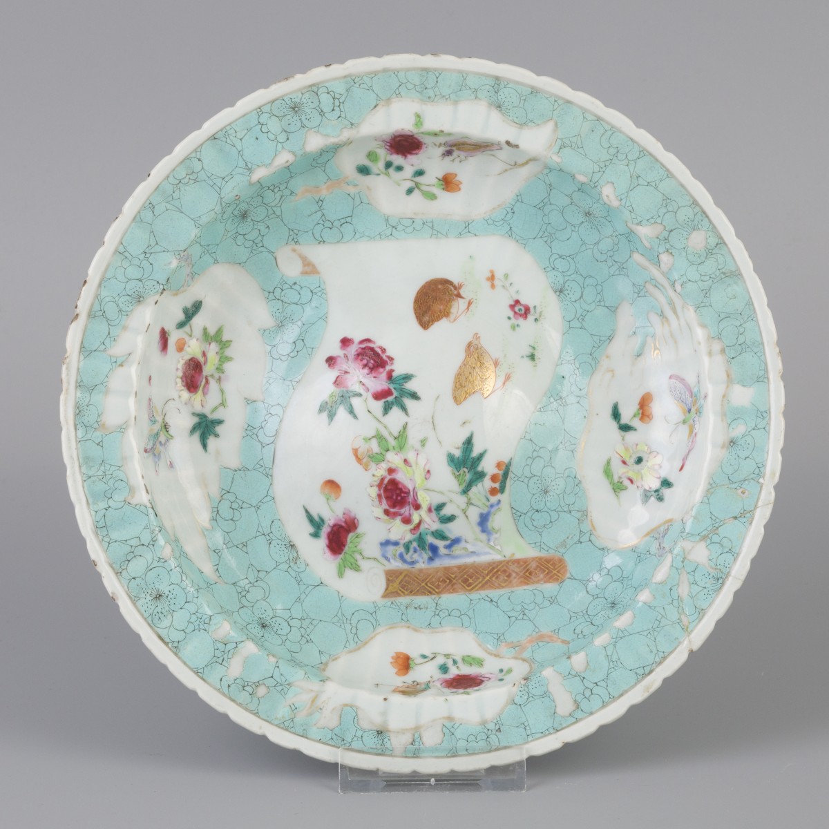 Een Porseleinen Famille Rose diep bord met oplopende ziel. China Yongzheng ca 1735.