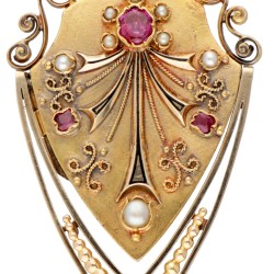 14 kt. Geelgouden antieke medaillon broche bezet met ca. 0.54 ct. natuurlijke robijn en zaadparels.