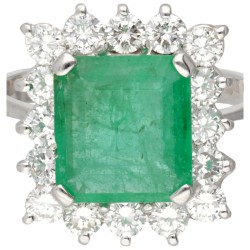 18 kt. Witgouden entourage ring bezet met ca. 2.70 ct. natuurlijke smaragd en ca. 1.30 ct. diamant.