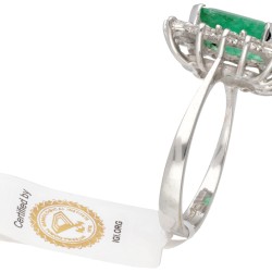 18 kt. Witgouden entourage ring bezet met ca. 2.70 ct. natuurlijke smaragd en ca. 1.30 ct. diamant.