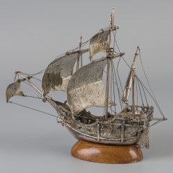 Miniatuur zeilschip "Santa Maria" waar Christoffel Columbus in 1492 mee naar "Amerika" voer. zilver.