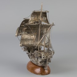 Miniatuur zeilschip "Santa Maria" waar Christoffel Columbus in 1492 mee naar "Amerika" voer. zilver.