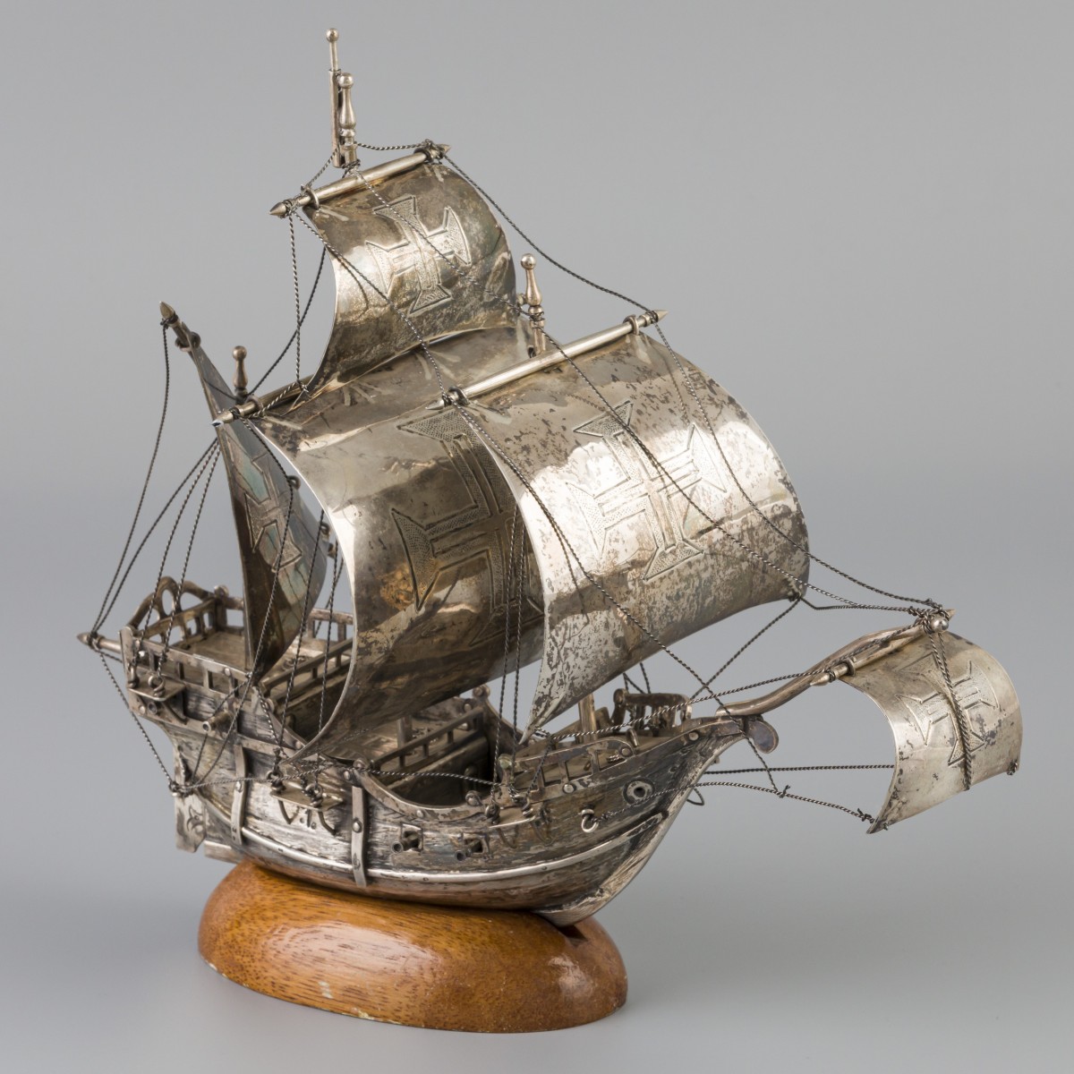 Miniatuur zeilschip "Santa Maria" waar Christoffel Columbus in 1492 mee naar "Amerika" voer. zilver.