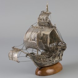 Miniatuur zeilschip "Santa Maria" waar Christoffel Columbus in 1492 mee naar "Amerika" voer. zilver.