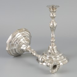 2-delige set kandelaren (mogelijk Mons (Bergen), België, 18e eeuw) zilver.