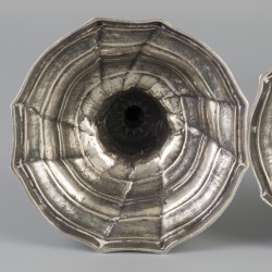 2-delige set kandelaren (mogelijk Mons (Bergen), België, 18e eeuw) zilver.
