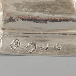 2-delige set kandelaren (Gent, België, Joannes Baptista MS Paulus 1757-1787 & Michiel de Grave 1738-1773) zilver.