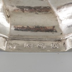 2-delige set kandelaren (Gent, België, Joannes Baptista MS Paulus 1757-1787 & Michiel de Grave 1738-1773) zilver.