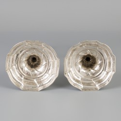 2-delige set kandelaren (Gent, België, Joannes Baptista MS Paulus 1757-1787 & Michiel de Grave 1738-1773) zilver.