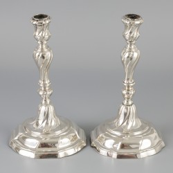 2-delige set kandelaren (Gent, België, Joannes Baptista MS Paulus 1757-1787 & Michiel de Grave 1738-1773) zilver.