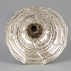2-delige set kandelaren (Gent, België, Joannes Baptista MS Paulus 1757-1787 & Michiel de Grave 1738-1773) zilver.