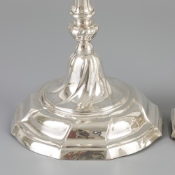 2-delige set kandelaren (Gent, België, Joannes Baptista MS Paulus 1757-1787 & Michiel de Grave 1738-1773) zilver.