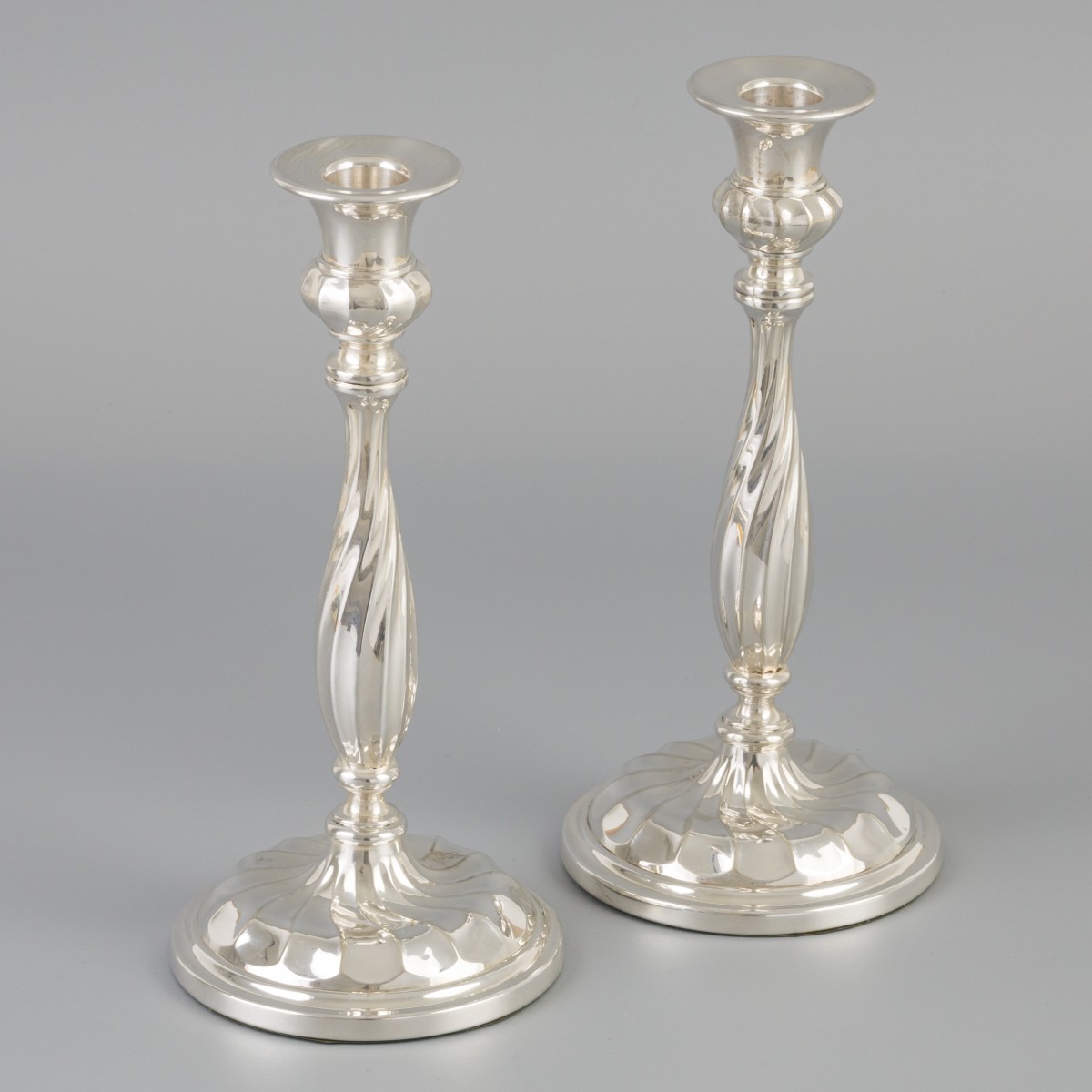 2-delige set kandelaars zilver.