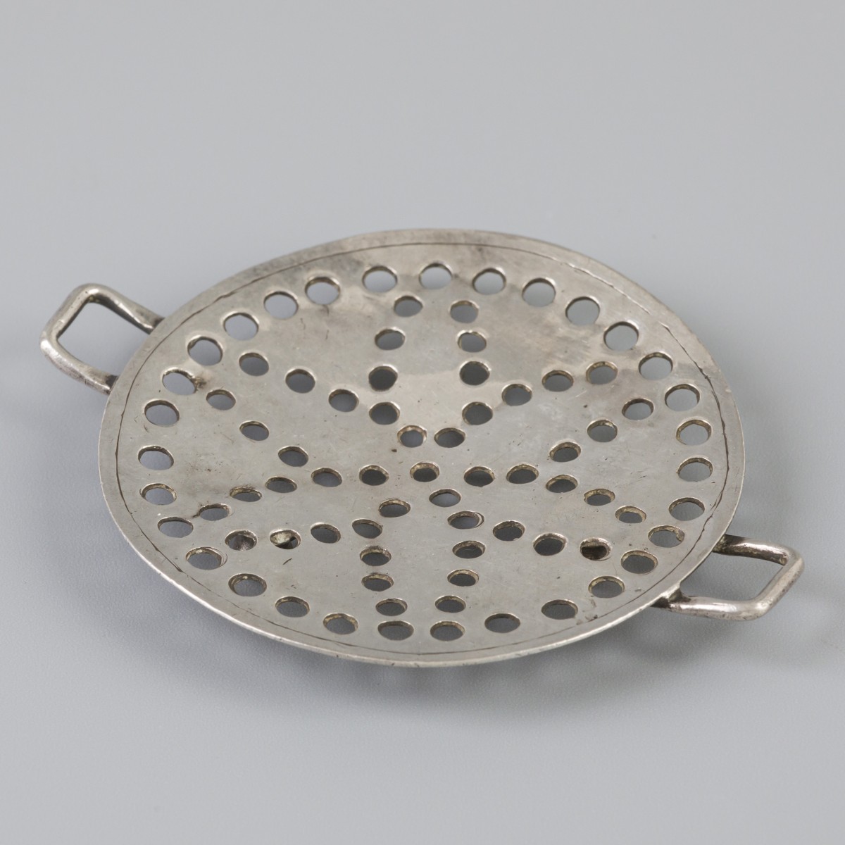 Miniatuur zeef (Nederland, 18e eeuw) zilver.