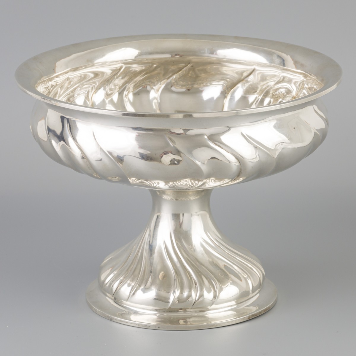 Fruitschaal op voet (Kopenhagen, Denemarken, Christian F. Heise 1917) zilver.