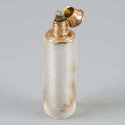 Parfum flacon goud.