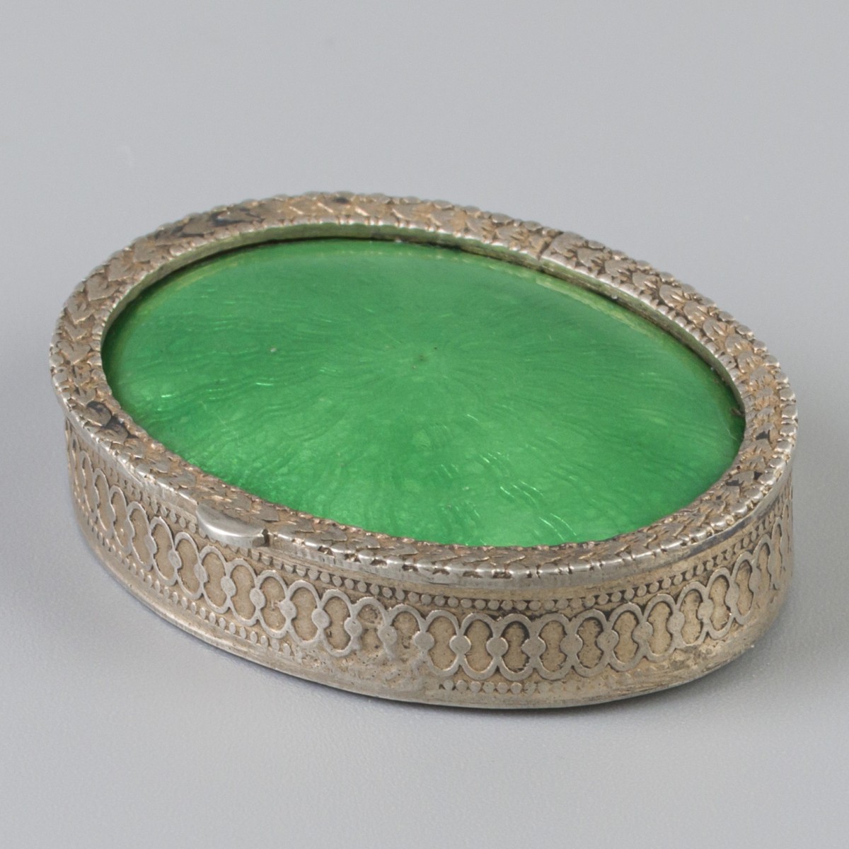 Compact- / poederdoosje zilver.