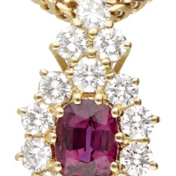 18 kt. Geelgouden collier en entourage hanger bezet met ca. 1.42 ct. diamant en ca. 1.33 ct. robijn.