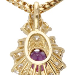 18 kt. Geelgouden collier en entourage hanger bezet met ca. 1.42 ct. diamant en ca. 1.33 ct. robijn.