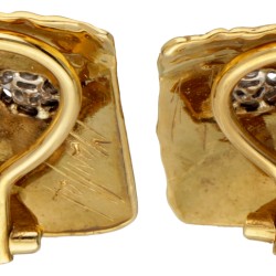 18 kt. Geelgouden design oorbellen bezet met ca. 0.58 ct. diamant.