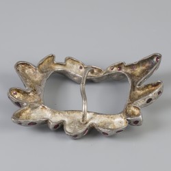 Gesp met granaten zilver.