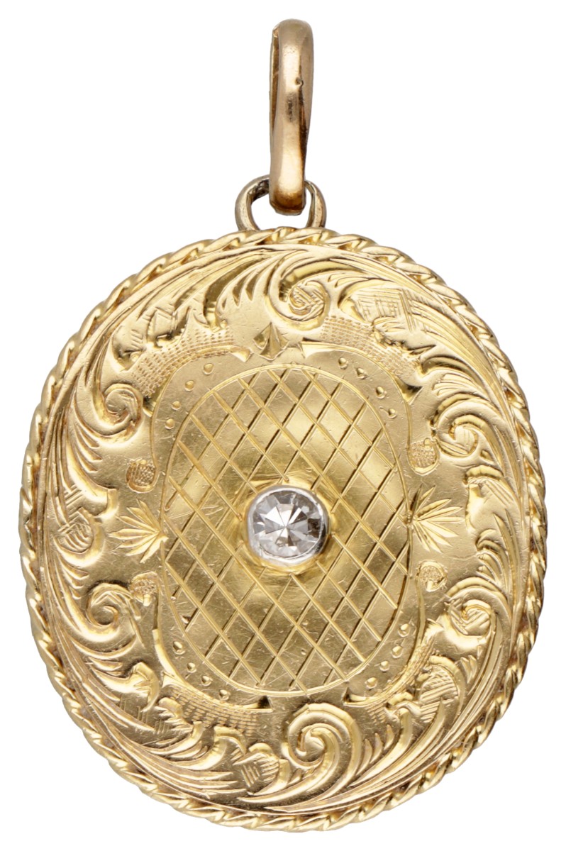 18 kt. Geelgouden gegraveerde antieke medaillon hanger bezet met ca. 0.10 ct. diamant.