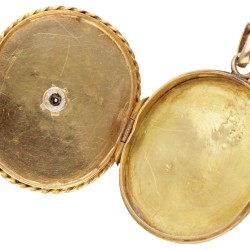 18 kt. Geelgouden gegraveerde antieke medaillon hanger bezet met ca. 0.10 ct. diamant.