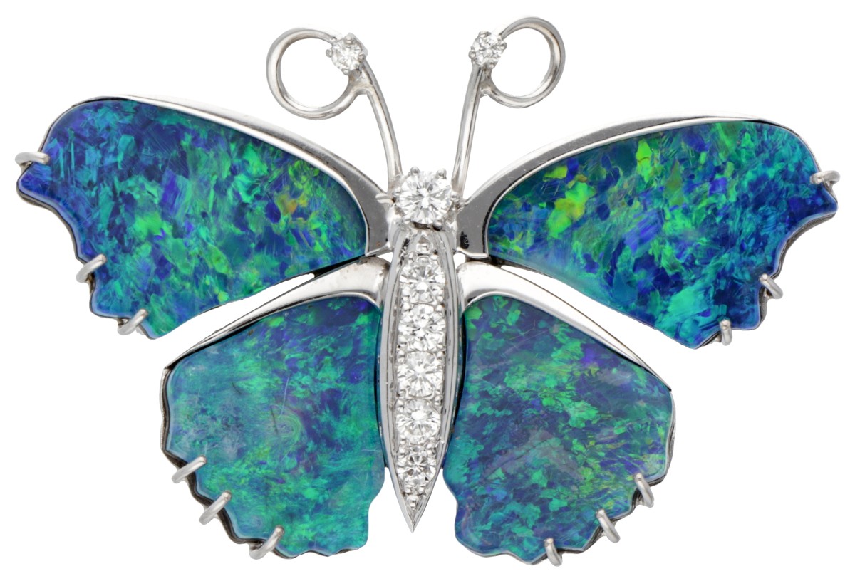 14 kt. Witgouden vlinderbroche bezet met ca. 0.50 ct. diamant en opaaldoublet.