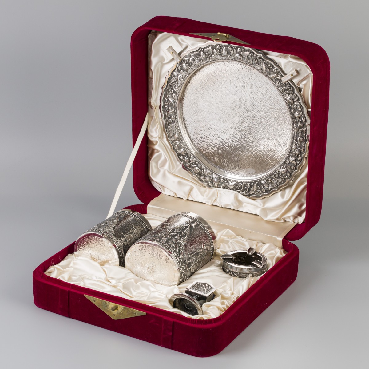 Rookset Djokja (relatiegeschenk van President Soeharto, Republiek Indonesië) zilver.