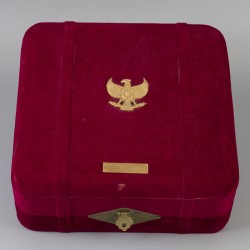 Rookset Djokja (relatiegeschenk van President Soeharto, Republiek Indonesië) zilver.