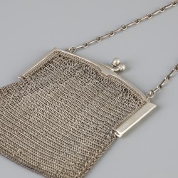 Beugeltasje met ketting zilver.